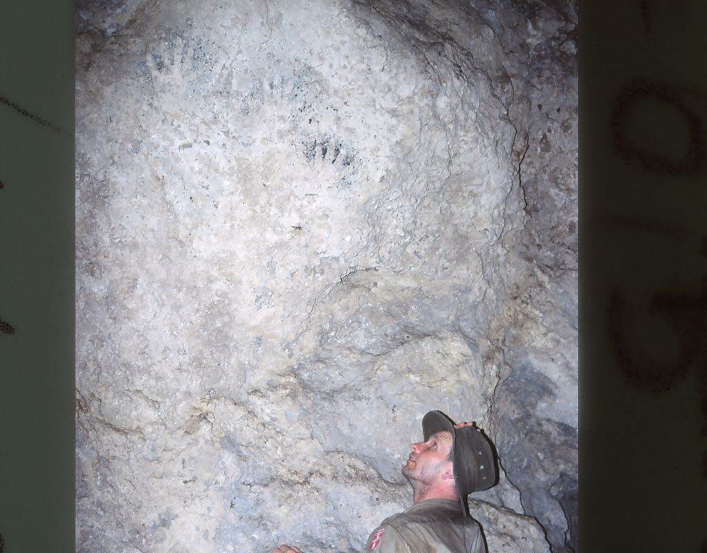 Jeg opdager ca.2000 år gammel håndaftryk under grottehul.jpg